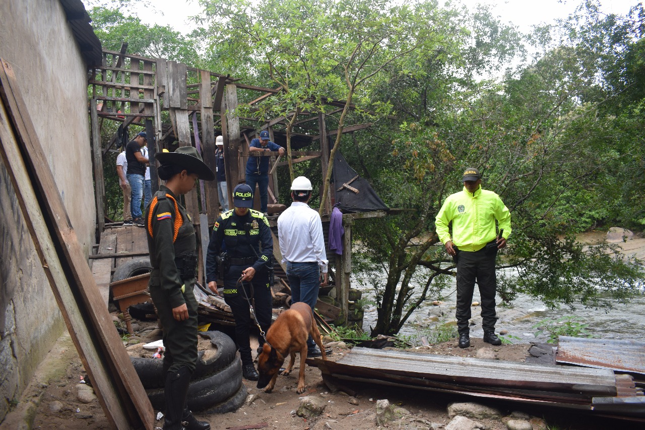Derribamiento de cuatro inmuebles en el barrio Alfonso López.