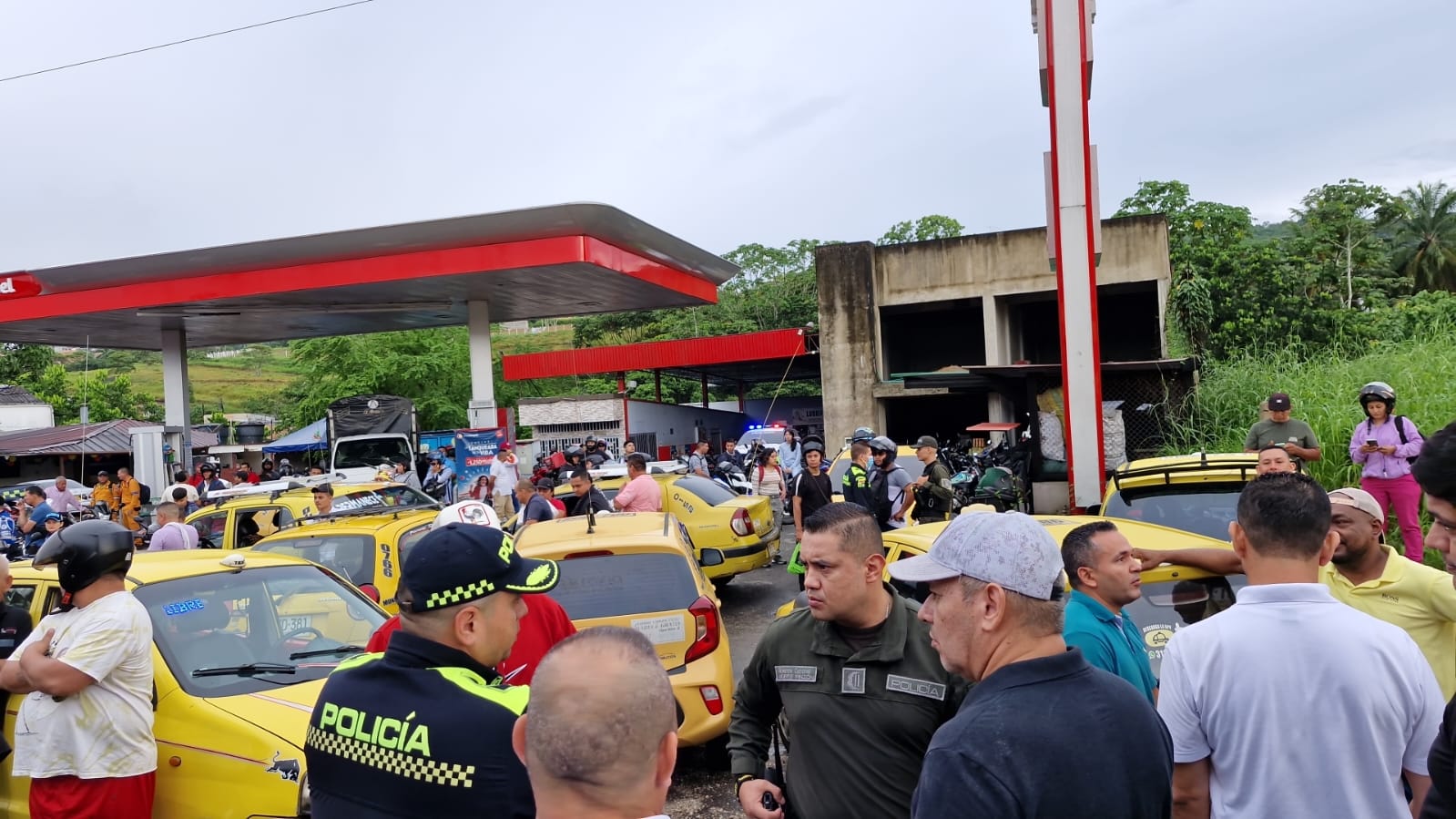 Taxistas ´bloquean´ Doble Calzada SENA – Florencia.