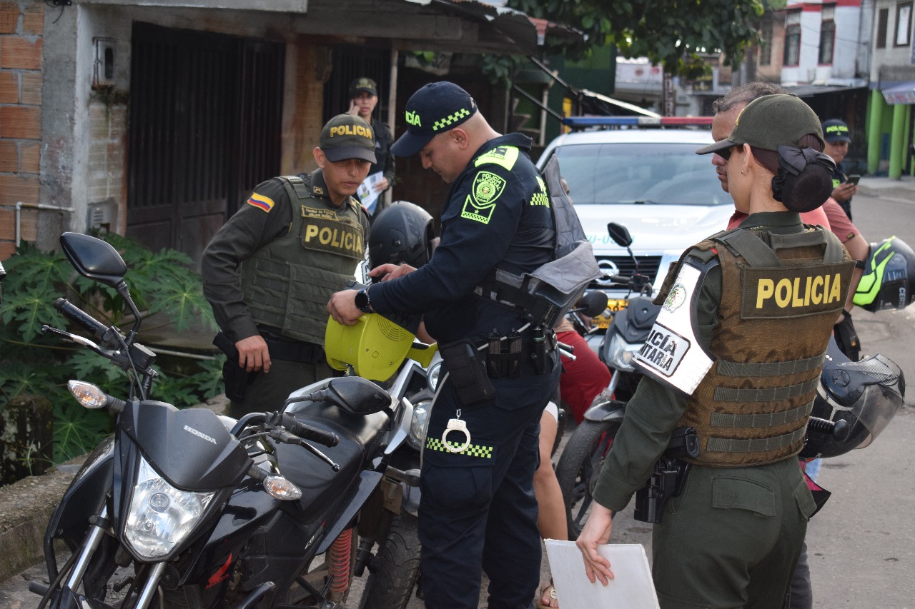 Policía desarrollo jornada puerta a puerta.