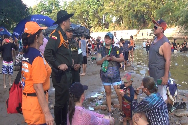 CONCIENCIA DE CONSERVACIÓN AMBIENTAL  Policía del agua desarrolla campañas para promover la cultura de protección de este líquido vital para la vida   En el marco de la versión 16 del Festival de Vera