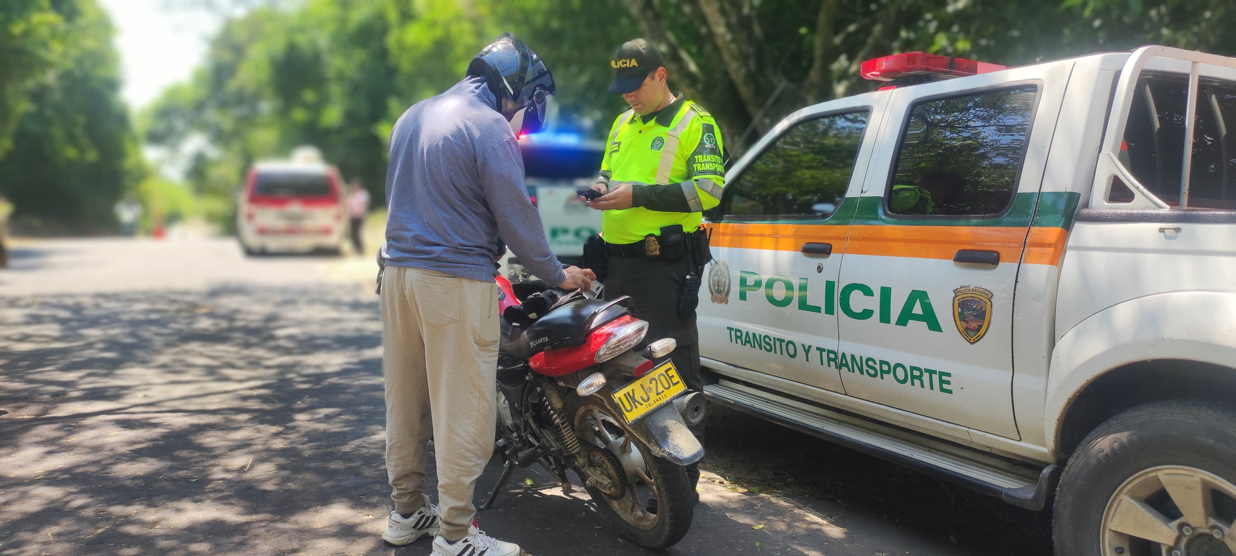 Policía de carreteras, cuida la seguridad vial de estudiantes.