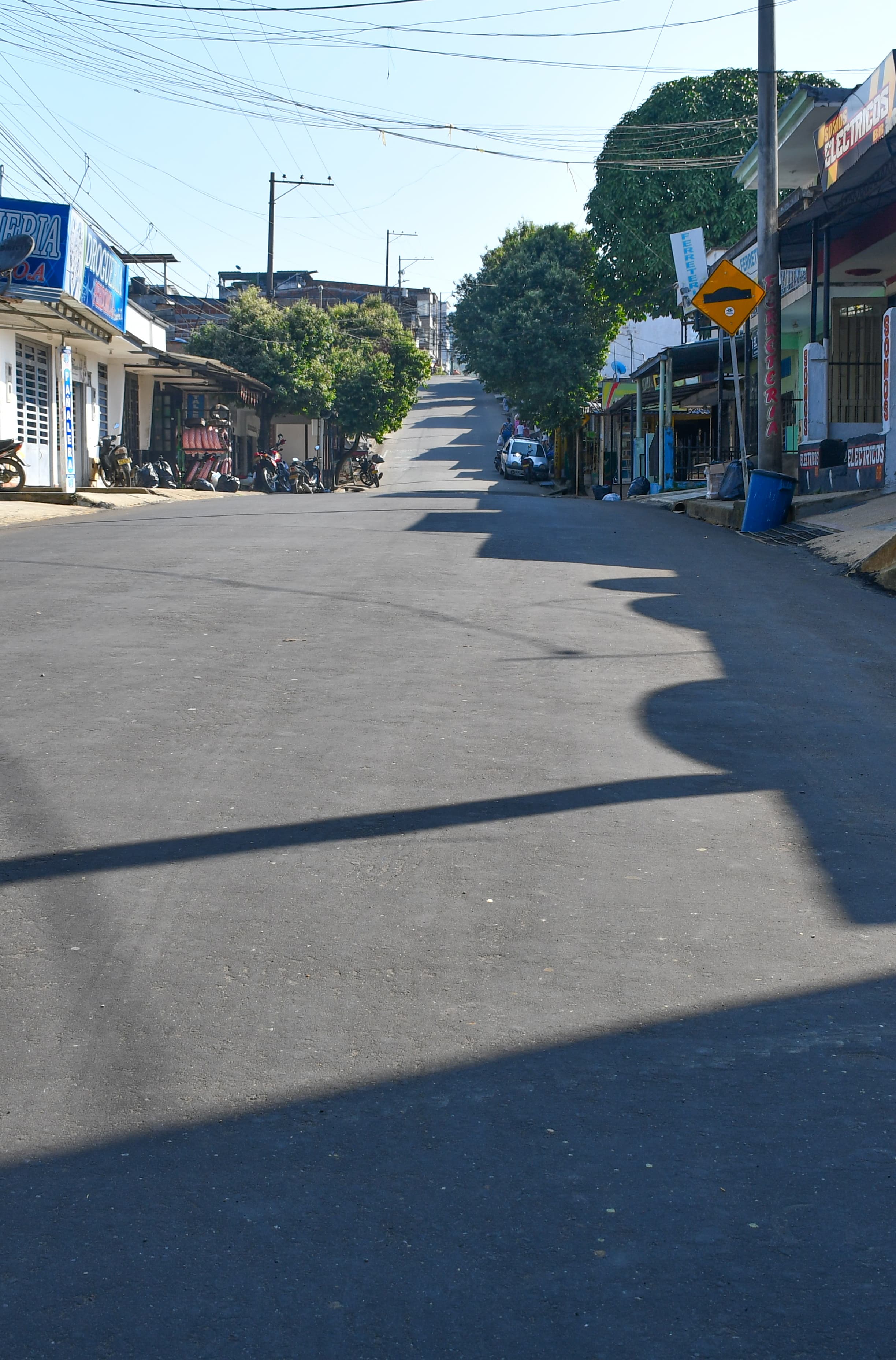 Mejoramiento vial en asfaltita y asfalto caliente avanza.