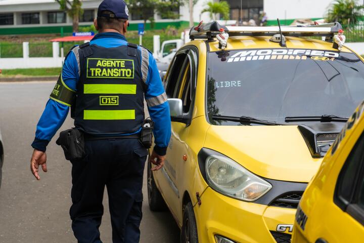 Personal de Transporte y Movilidad realizan inspección sobre el funcionamiento de taxímetros, en Florencia