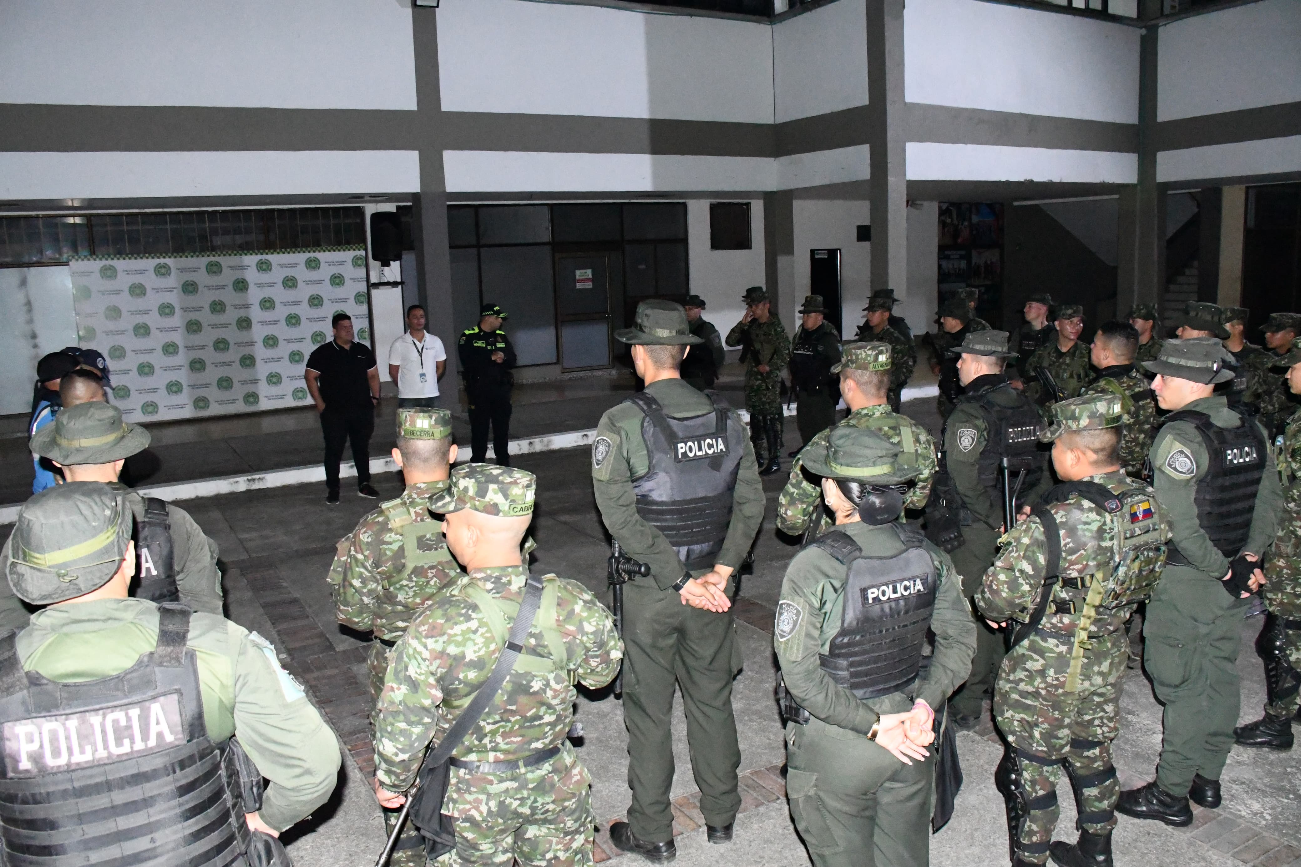 Caravanas de seguridad se toman Florencia.