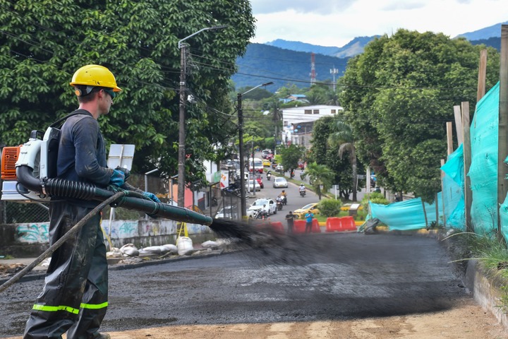 Pavimentación En El Bostezo A Un Paso De Su Fase Final Con La Mezcla En Caliente