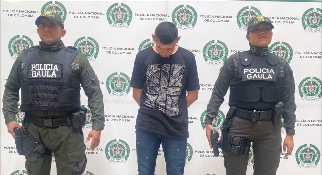 Trabajos de mejoramiento vial con asfalto caliente.