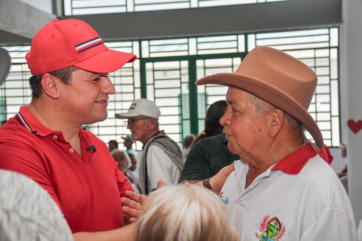 Alcalde Marlon Monsalve entrega 30 viviendas a habitantes de La Gloria