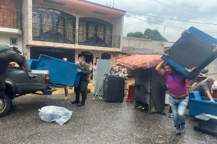 Policía Nacional Brinda Acompañamiento A Comunidades Afectadas Por Inundaciones
