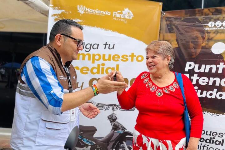 Florenciana Gana Motocicleta Por Estar Al Día Con El Impuesto Predial
