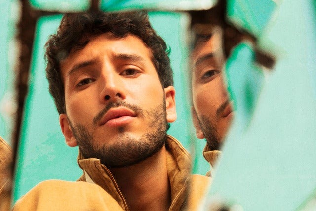 Sebastián Yatra sorprendió en concierto al invitar a una joven del público a cantar con él