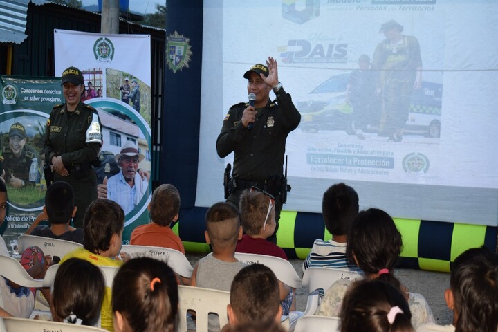 Policía Nacional Fortalece las “Zonas Seguras” En La Urbanizacion La Gloria Etapa 3