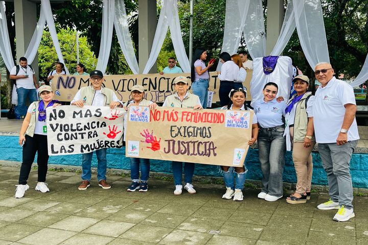 Plantón En San Vicente Del Caguan Rechazando Violencia Conrtra La Mujer