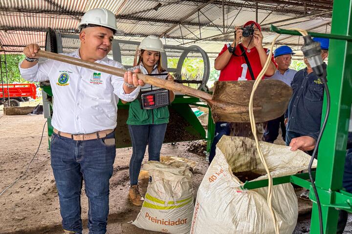 Gobernación De Caquetá y Alcaldía de San José del Fragua Entregan Equipos Para  Residuos Solidos