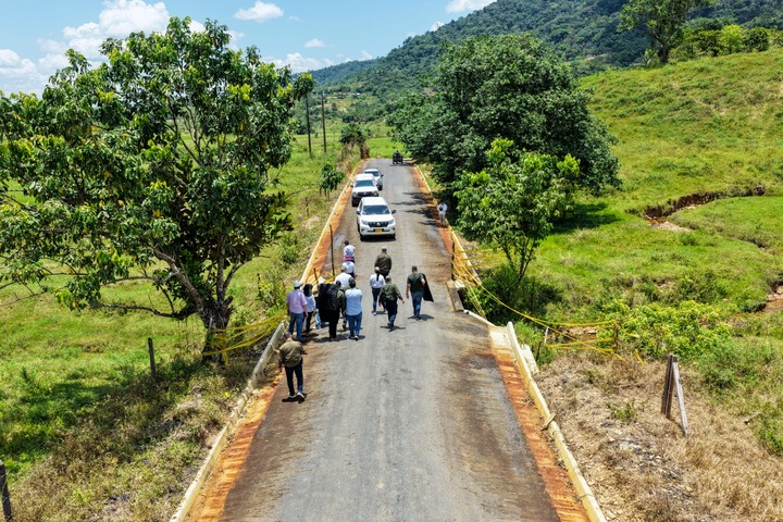 Gobernador Inspecciono Obras Via Que Conecta Florencia San Antonio De Atenas