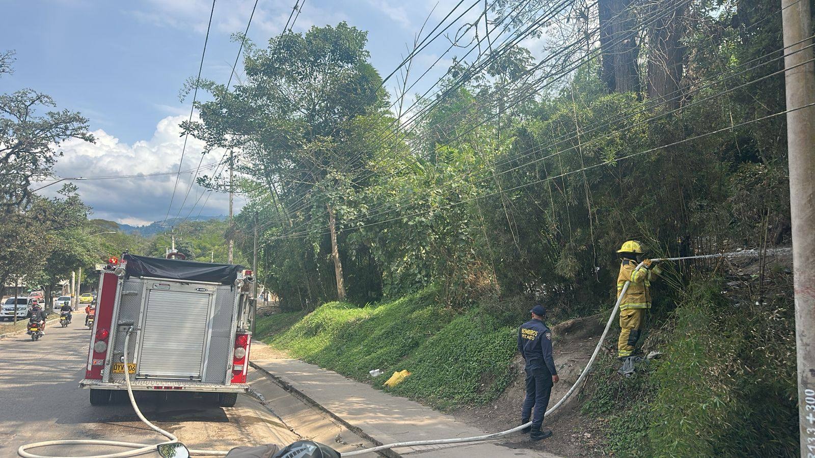 Bomberos controlan conato de incendio en la avenida Pastrana de Pitalito