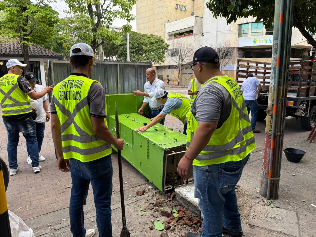 Se retiran casetas abandonadas para mejorar movidlidad en la ciudad