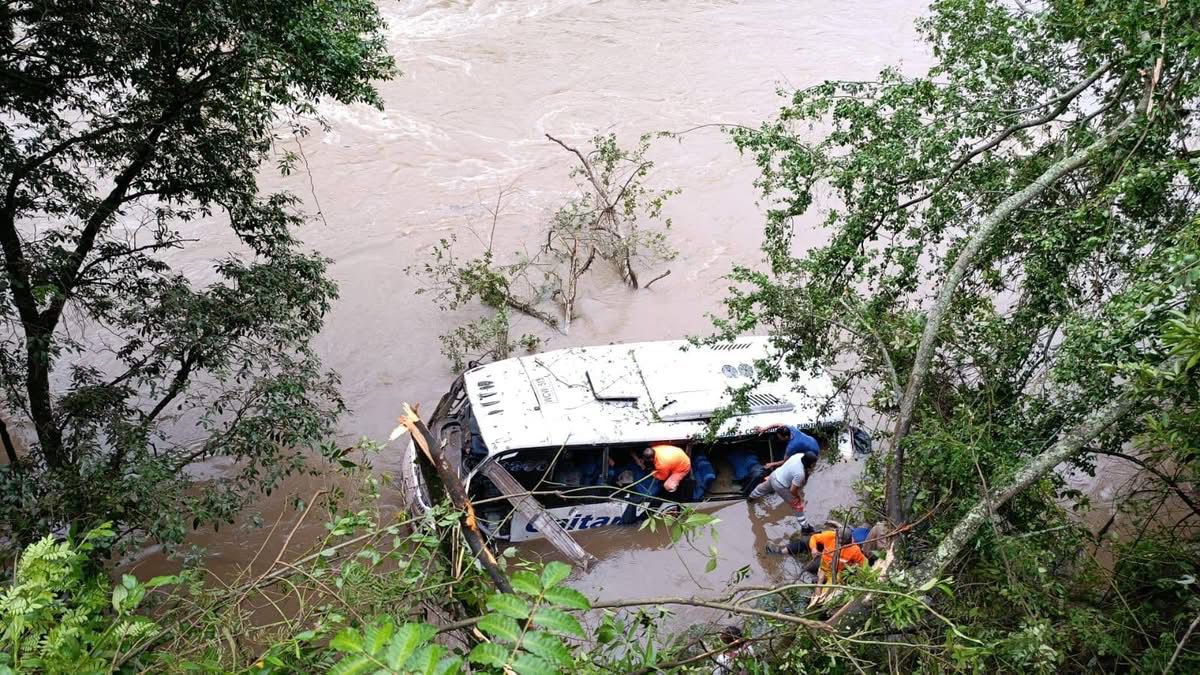 Bus cayó al río Magdalena en el sector de Pericongo, sur del Huila
