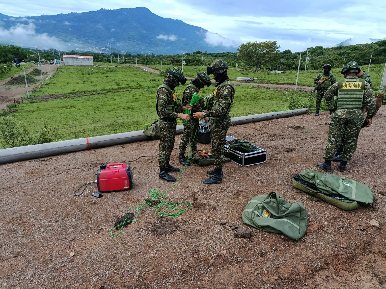 Bandera del ELN y explosivo encienden alertas cerca de batallón en La Plata, Huila