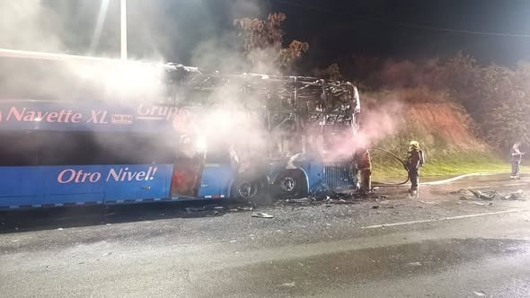 Bus de Coomotor ardió en llamas en la entrada a Neiva