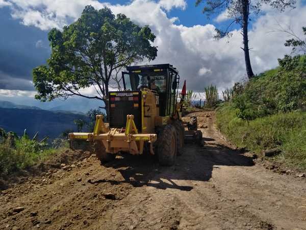 En reparación maquinataria amarilla para atender emergencias en zona rural
