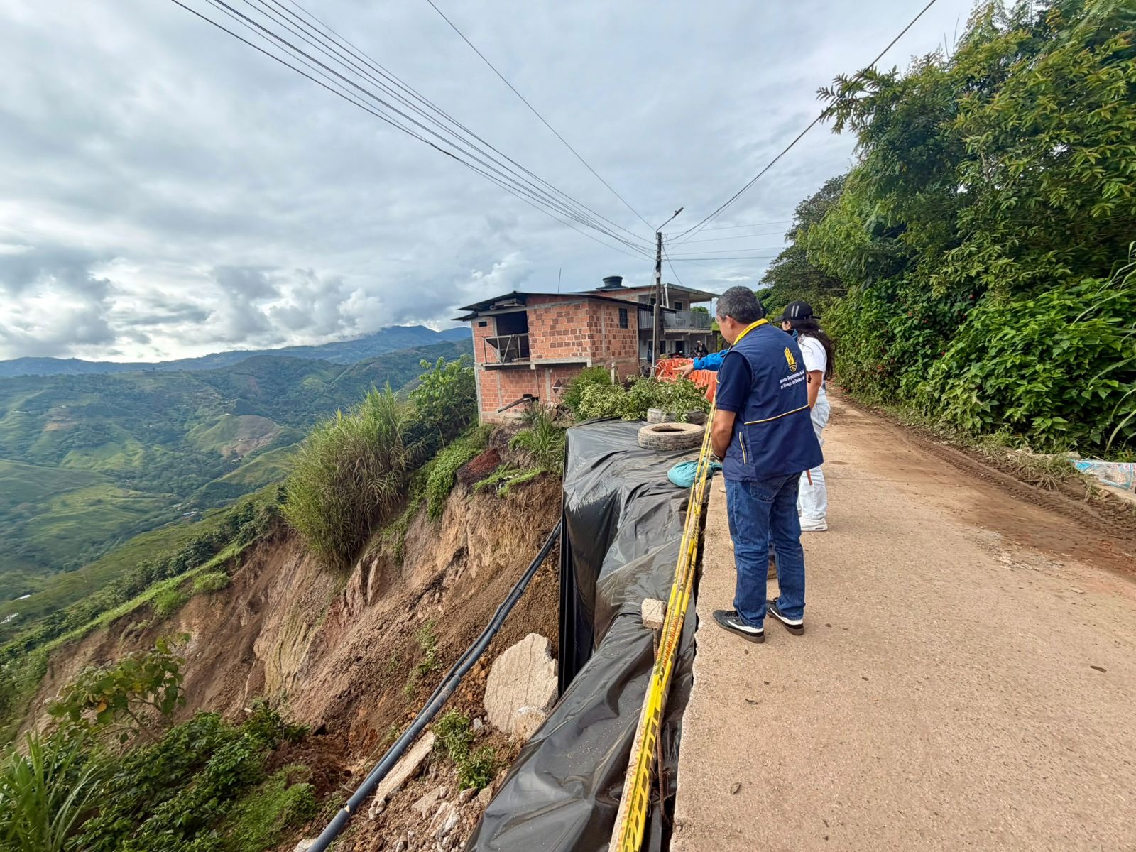 Deslizamiento mantiene en alerta la vía a Santa Rita: autoridades evalúan riesgos y posibles medidas