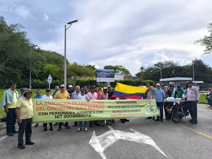 Aserradores bloquean ingreso a El Quimbo por presuntos incumplimientos