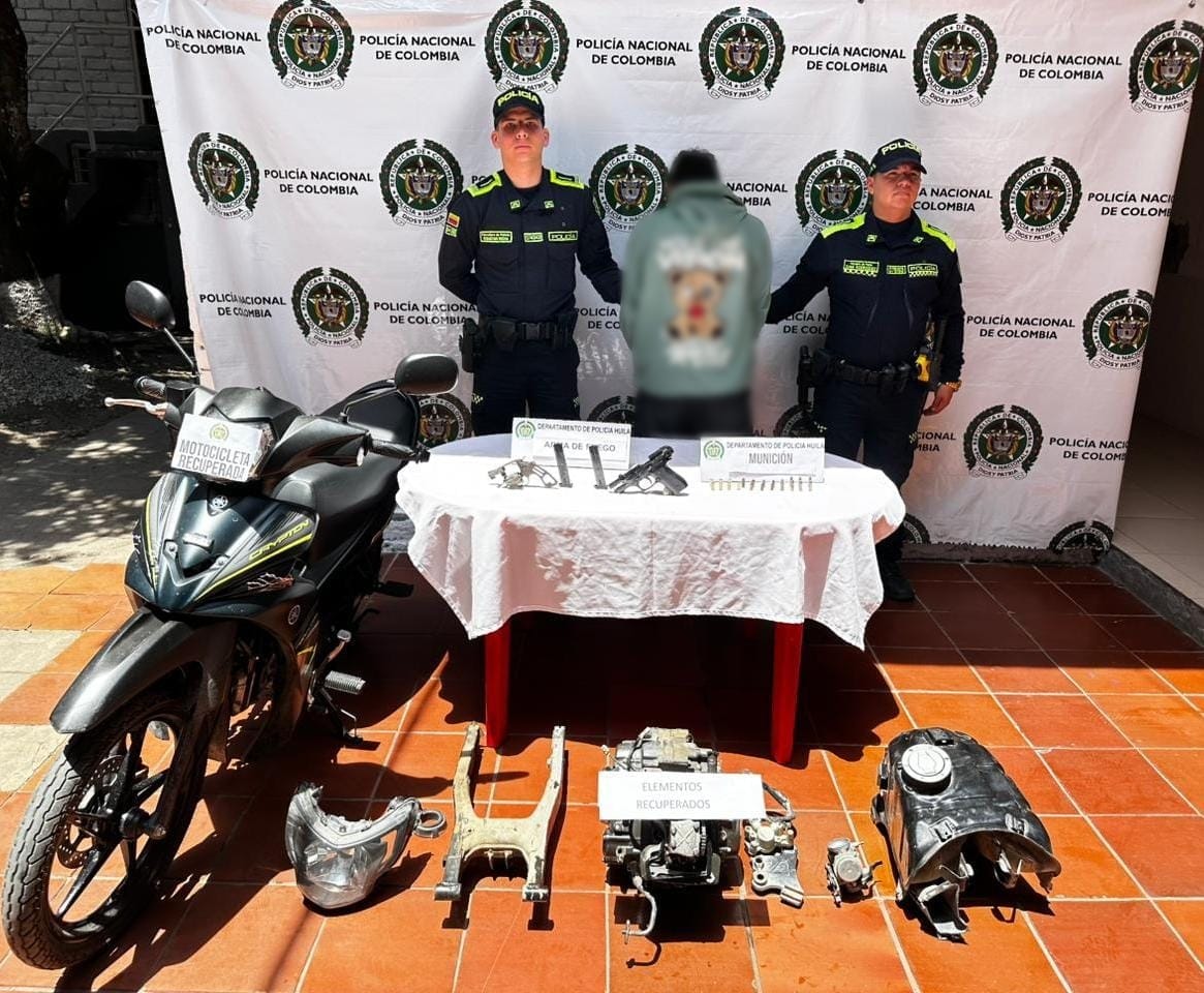 Cae menor con moto robada y dos armas de fuego en operativo de la Policía en La Plata