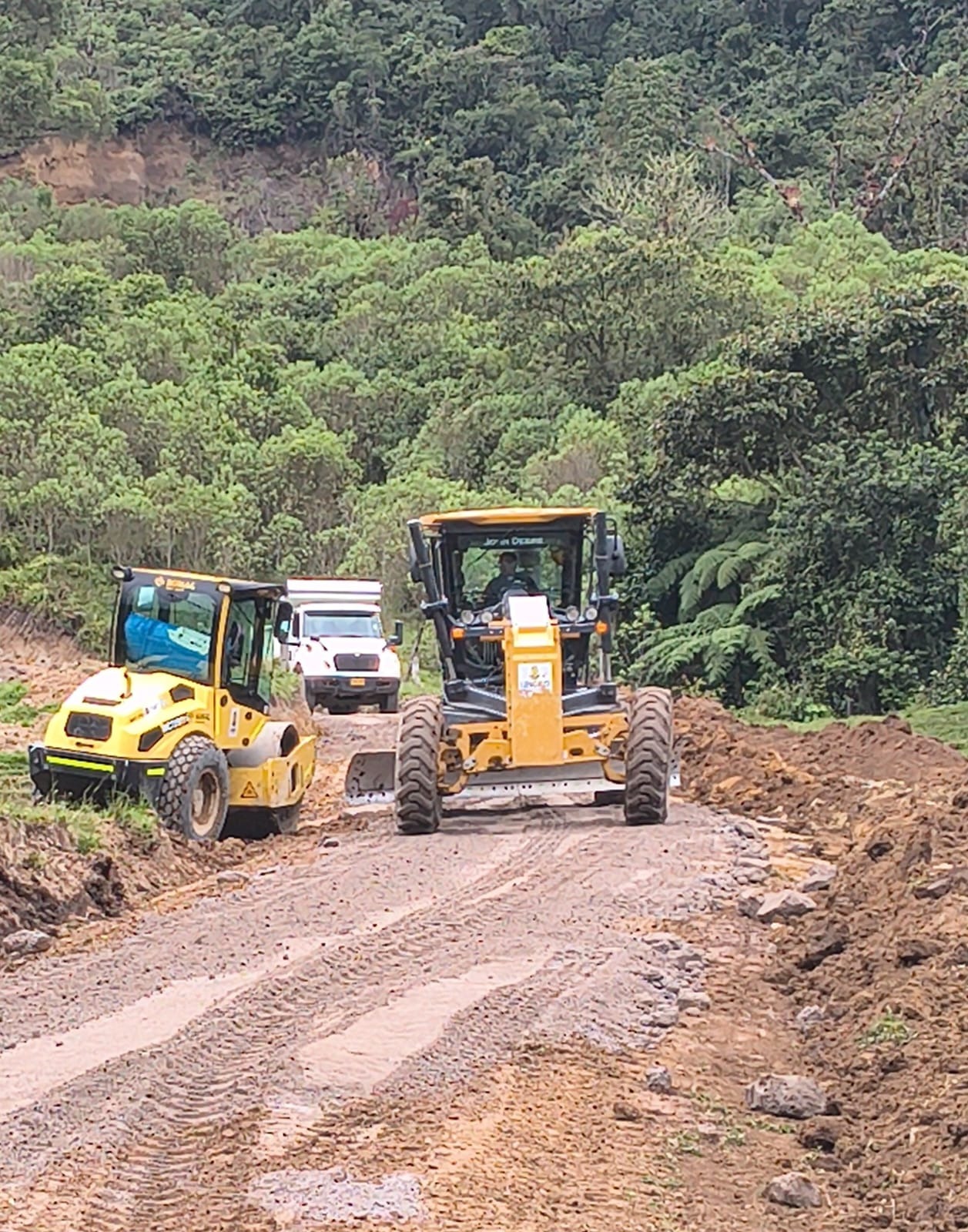 Municipios del Huila reciben intervención con maquinaria amarilla para vías y emergencias