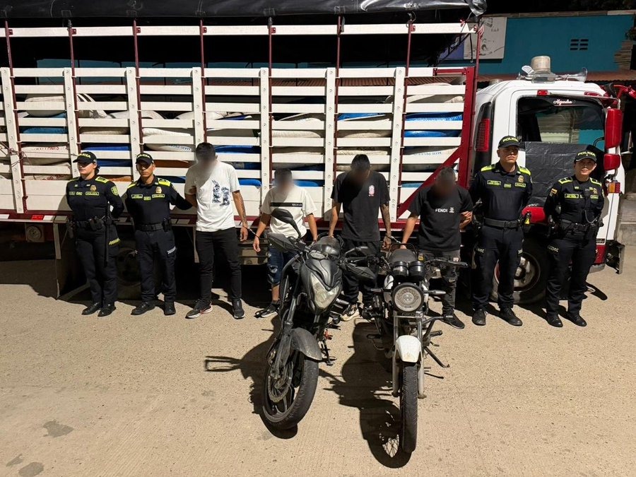 Policía en Tello recupera camión con 168 bultos de café y captura a 4 presuntos responsables de hurto
