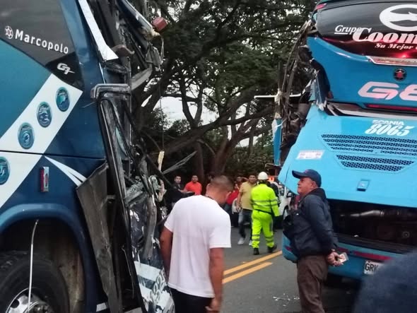 Accidente múltiple en La Angostura genera alarma, pero deja solo daños materiales