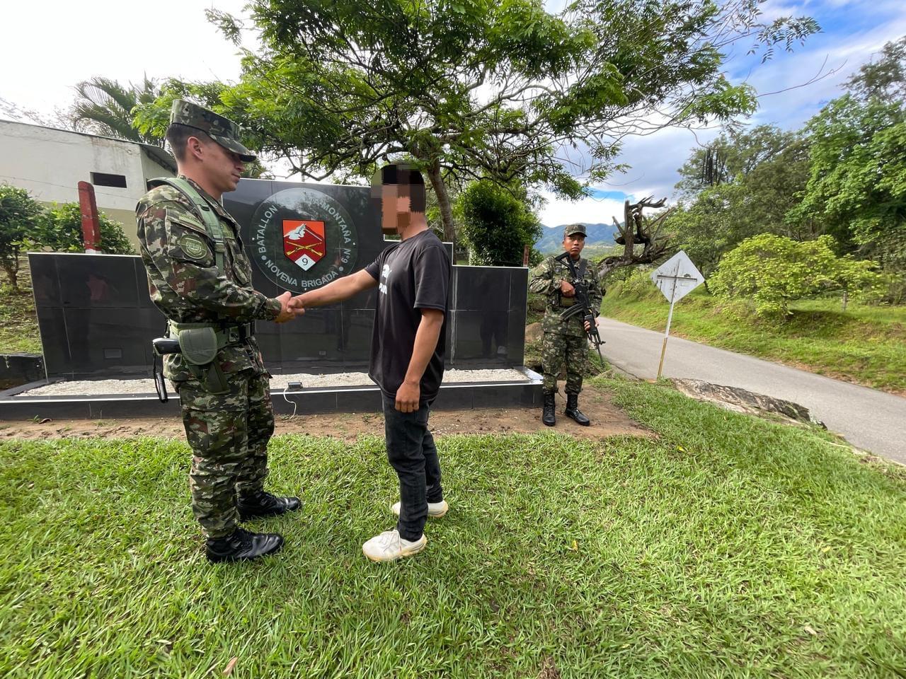 Integrante de grupo armado se entrega al Ejército en Algeciras, Huila