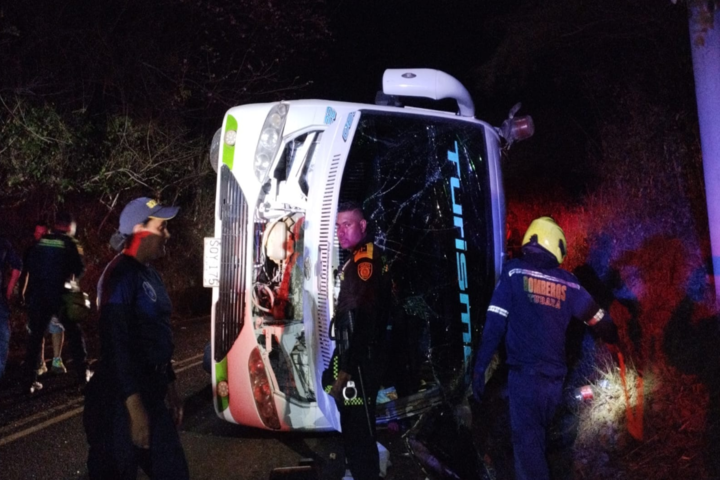 Dos menores muertos y 25 heridos dejó accidente de un bus en que viajaban niños artistas