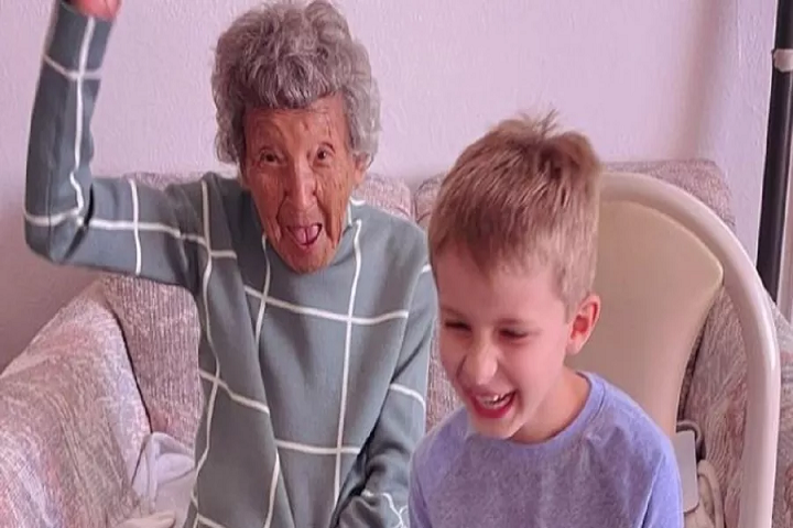 [Video] Abuela se coló en clase virtual de bisnieto y terminó siendo la mejor alumna