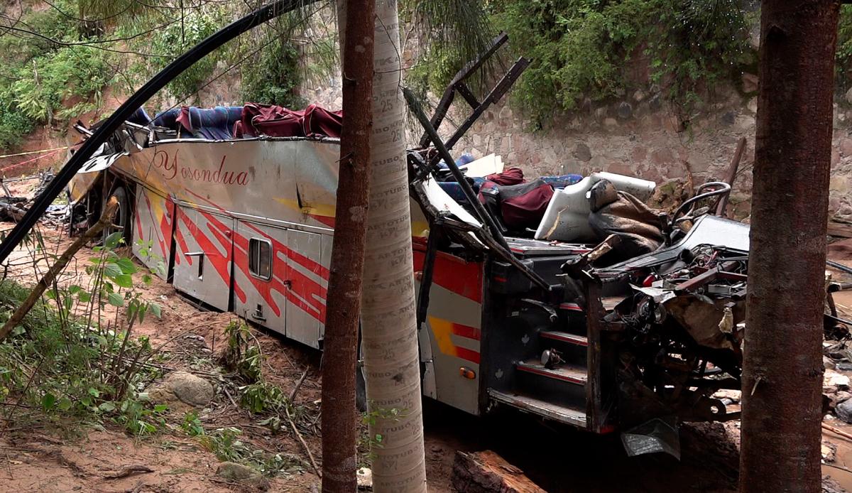 29 personas murieron luego que un autobús se volcara y se partiera en dos