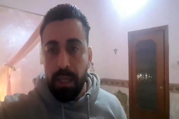 Quedo atrapado en su casa con el cuerpo de su hermana muerta por coronavirus.