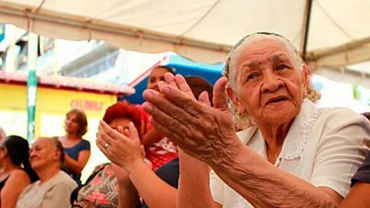 Transferencia económica para adultos mayores.