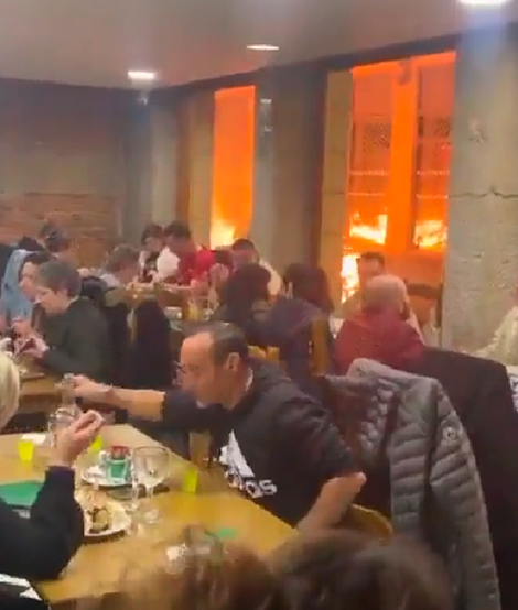 Un restaurante a reventar, mientras la calle se incendia