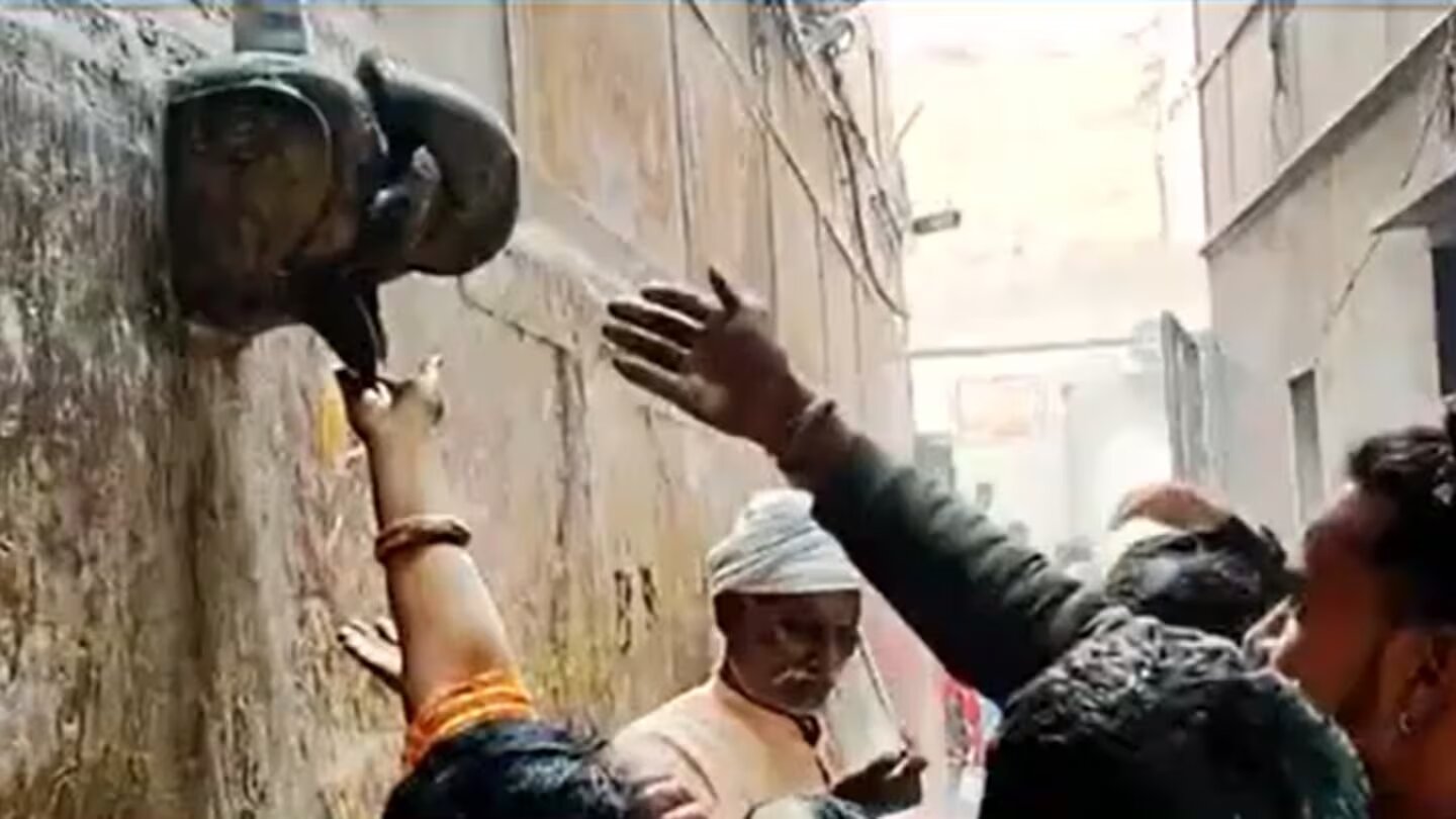 En la India hacen cola para beber lo que creen que es agua bendita