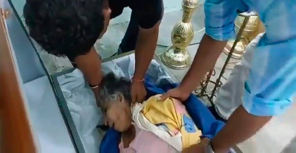 Mujer se despierta dentro del ataúd en medio de su velorio