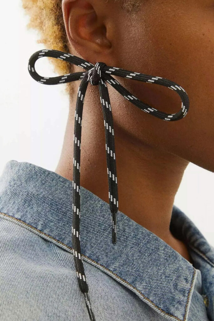 Exclusivos aretes de Balenciaga cuestan cerca de un millón de pesos y son de cordones.
