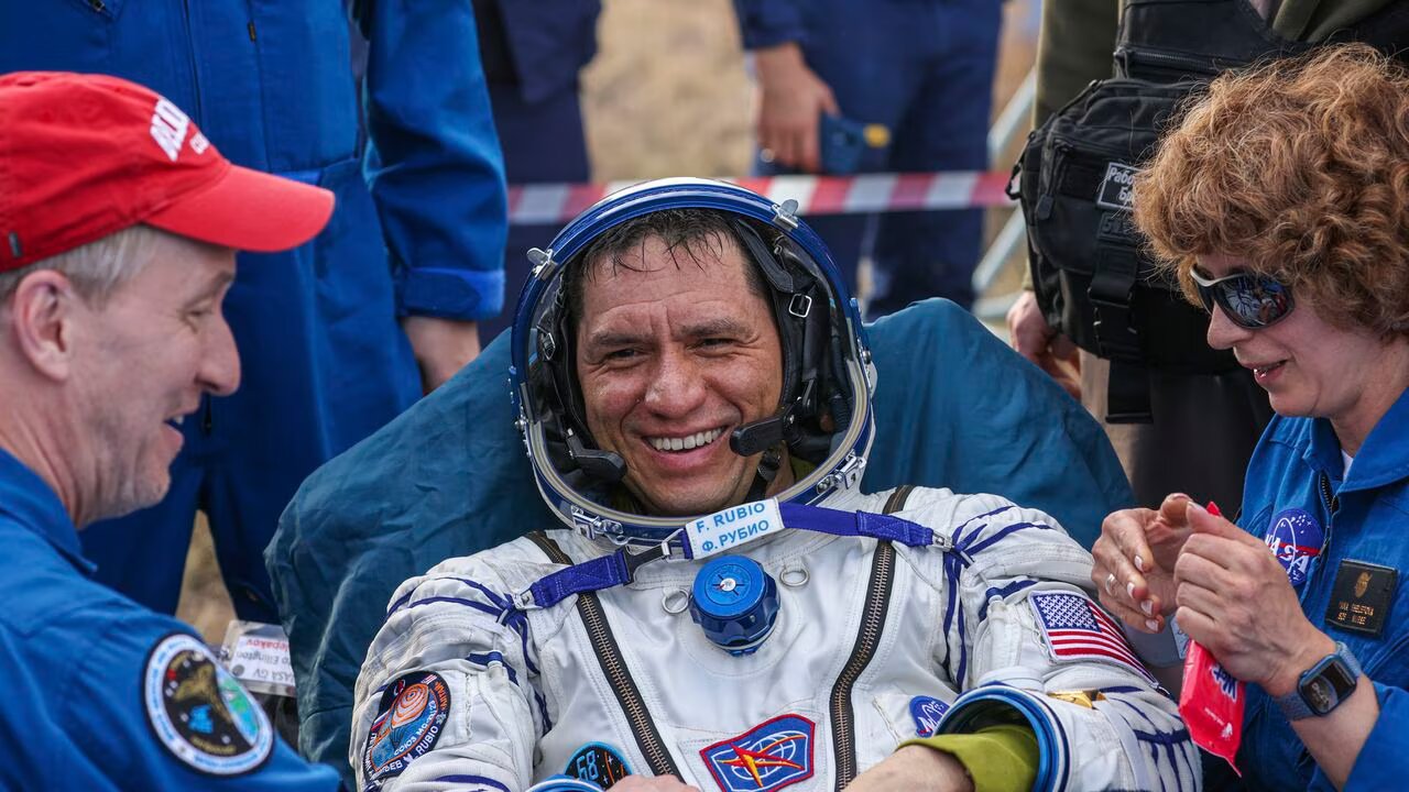 Astronauta regresa a la Tierra tras 371 días en el espacio