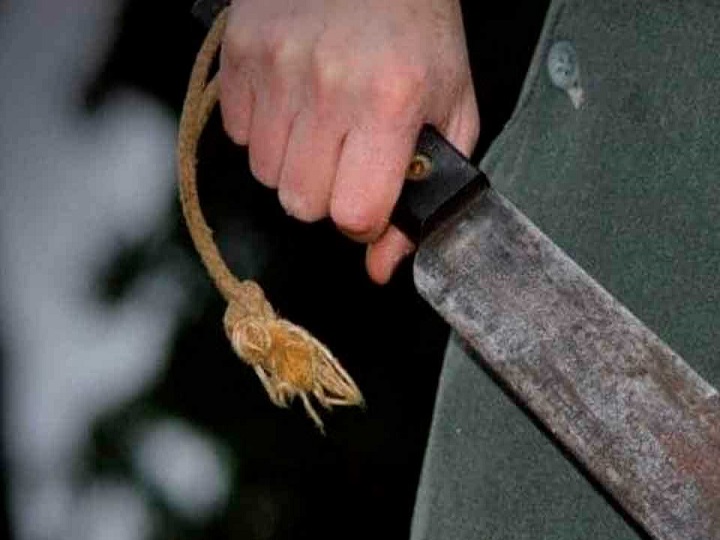 Hombre atacó con un machete a un policía