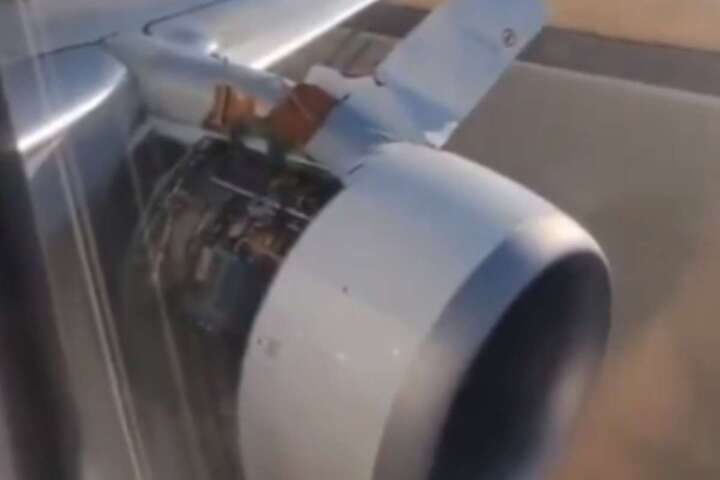 SE DESPRENDEN PARTES DEL AVION EN PLENO VUELO