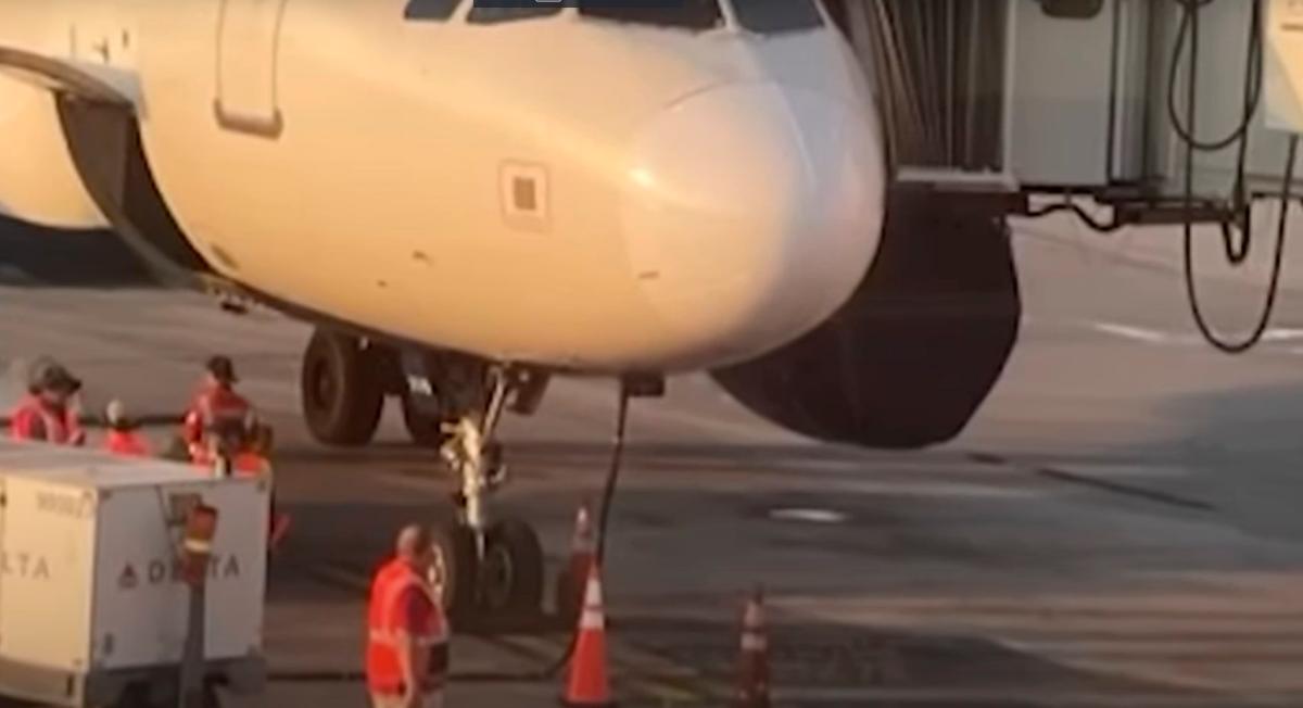 El motor de un avión succiono a un hombre