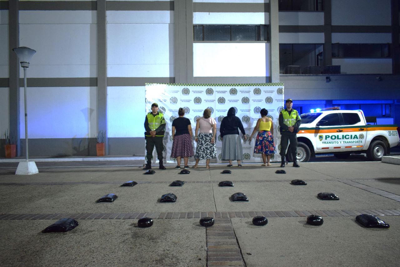 Mujeres fueron capturadas por llevar cocaina.