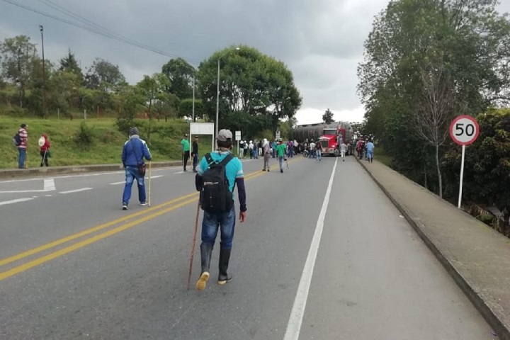 Continua los bloqueos en la via que de Neiva comunica con el Caquetá.