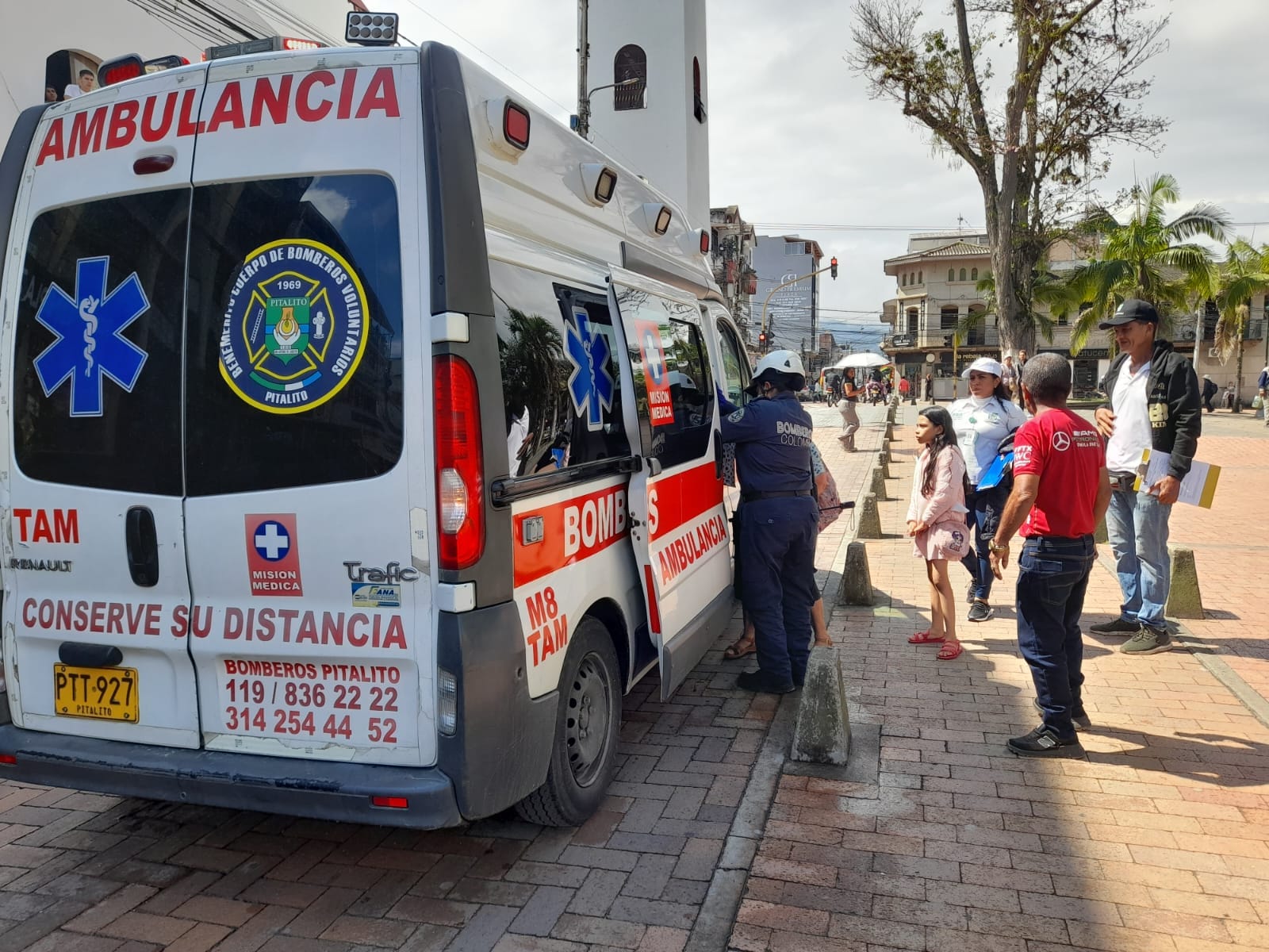 Bomberos atienden emergencia en el parque principal de Pitalito