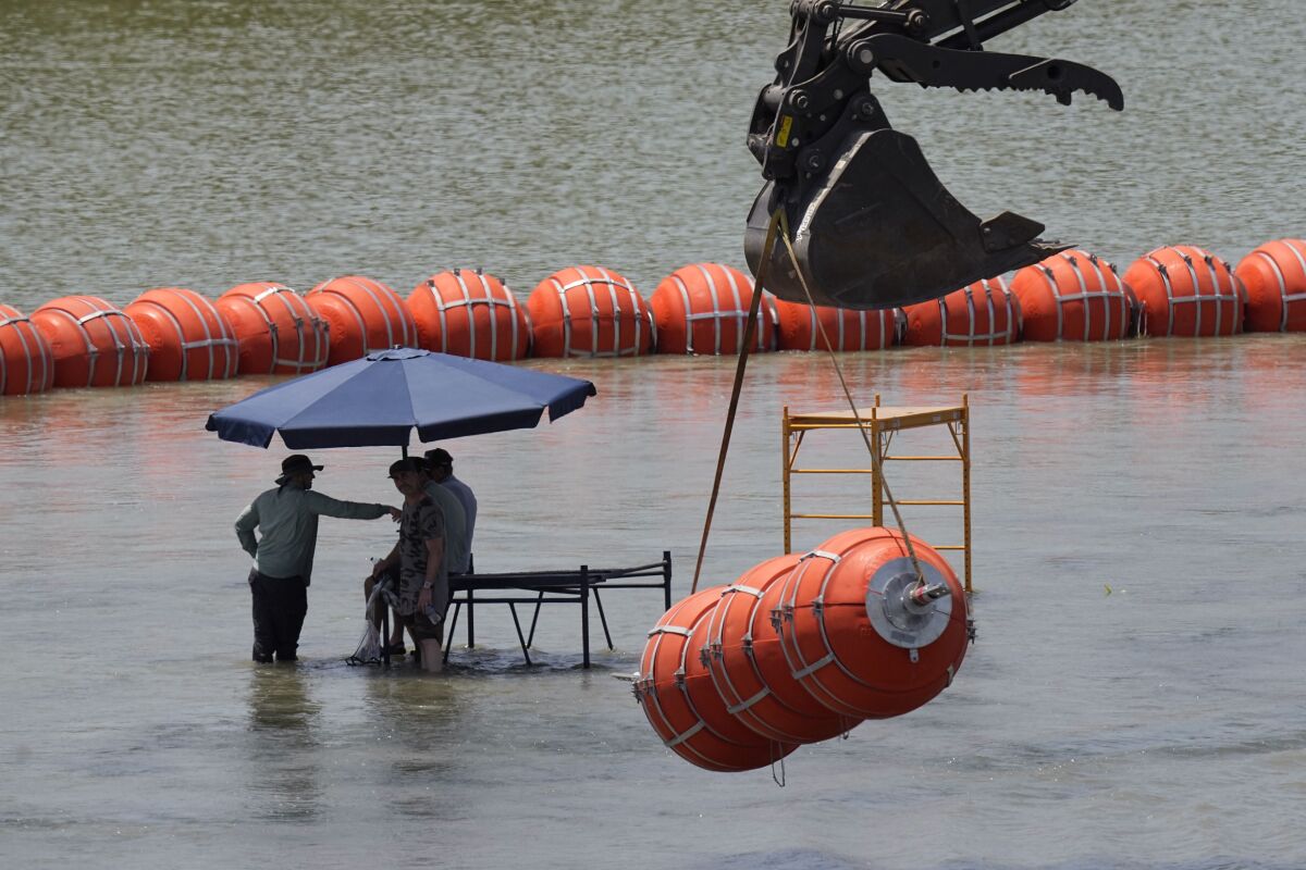 El estado de Texas es demandado por colocar boyas en Río Bravo para evitar paso de migrantes