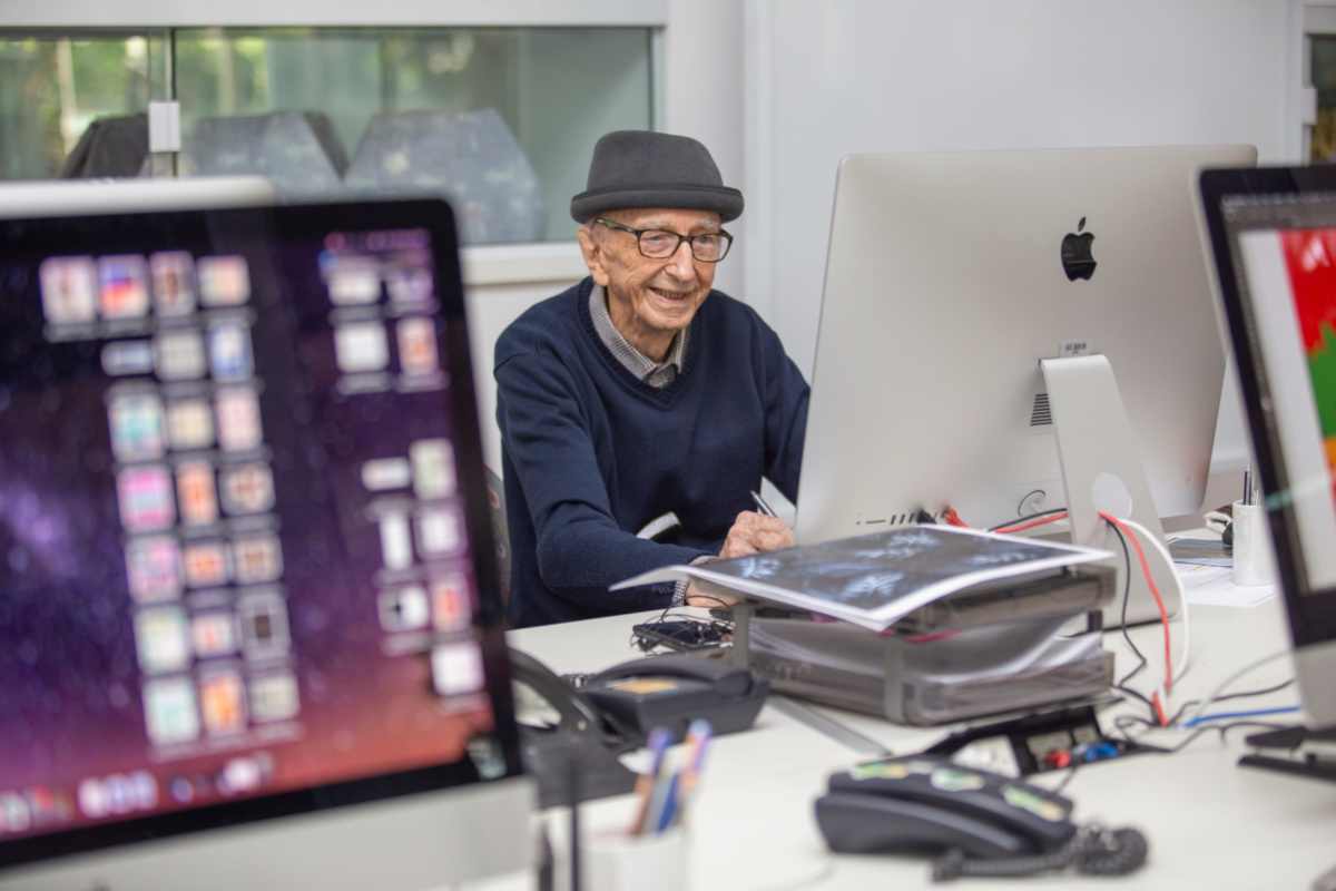 Hombre lleva 84 años en la misma empresa y rompe récord mundial: "Me encanta trabajar"