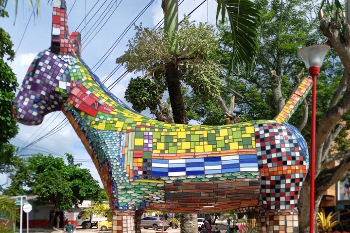 Polémica ha causado esta escultura de una burrita